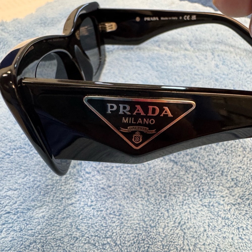 Prada sunglasses. EXCELLENT condition. SPR 13Z 1AB-5so 140 3n